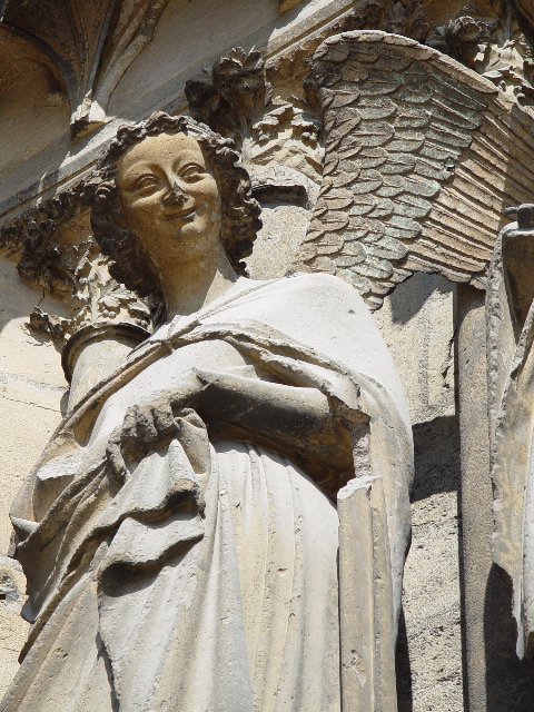 Anděl Zvěstování na portále katedrály