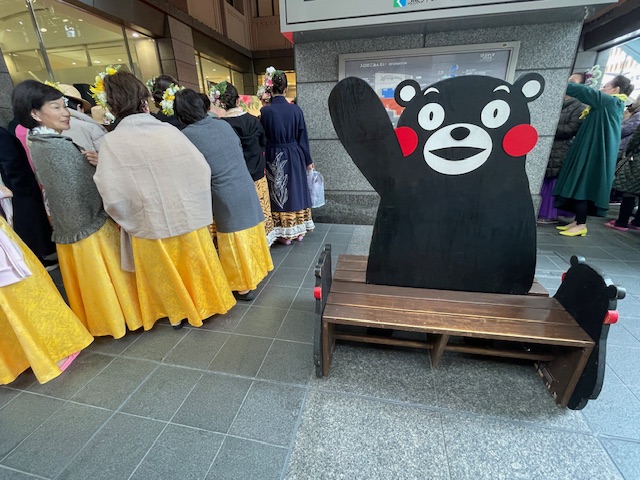 Lavička s maskotem Kumamon v Kumamoto