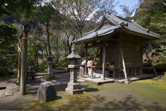 Kamenné lucerny a svatyně v zahradě Sengan-en