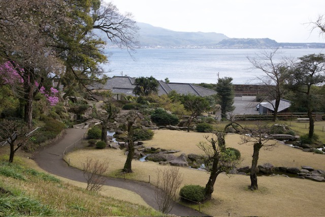 Výhled na sopku Sakurajima ze zahrady
