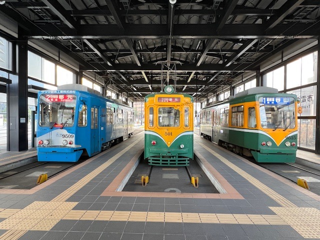 Barevné tramvaje v Kagošimě