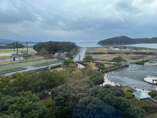 Deštivý výhled z muzea na zátoku