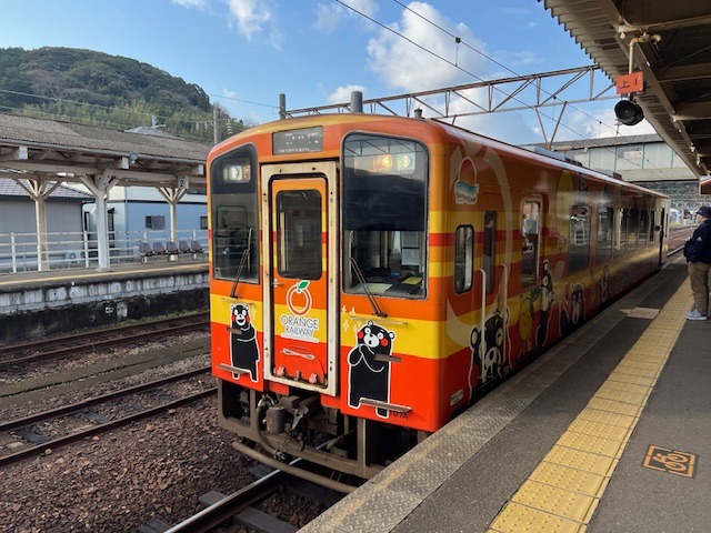 Oranžový vlak s medvědem Kumamonem