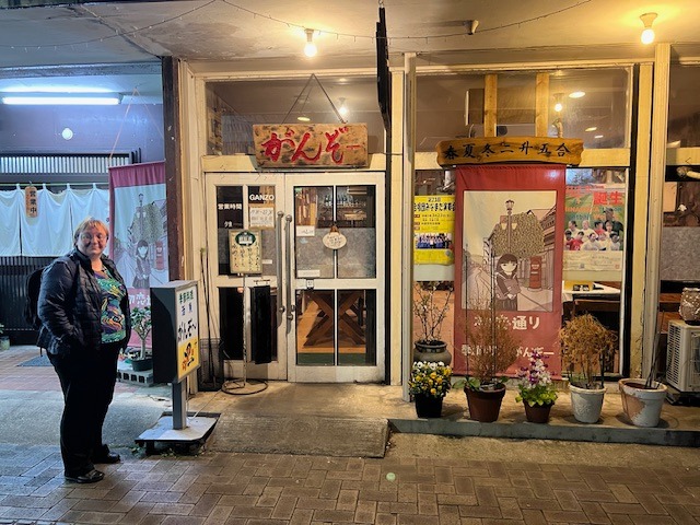 Před vchodem do restaurace