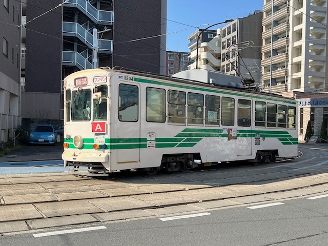 Bílá tramvaj v Kumamoto