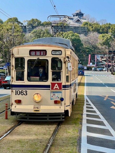 Tramvaj s hradem Kumamoto v pozadí