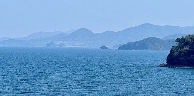 Pohled na moře a pobřeží u Minamaty