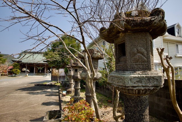 Řada kamenných luceren u chrámu