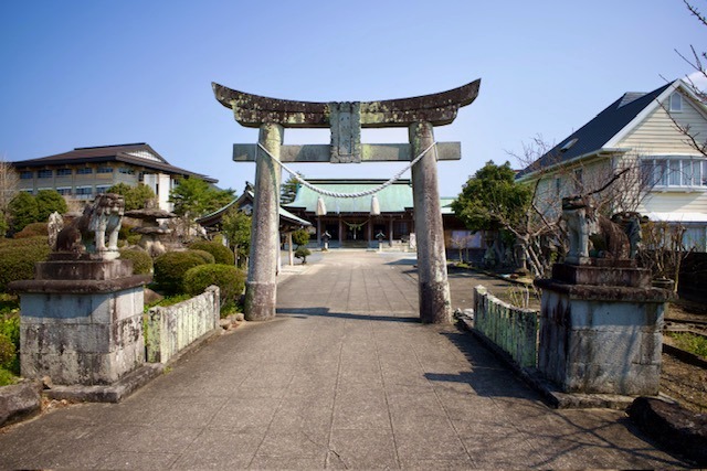Kamenná brána torii u vstupu do chrámu