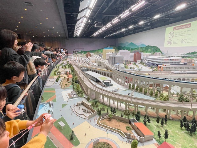 Velké modelové kolejiště s diváky