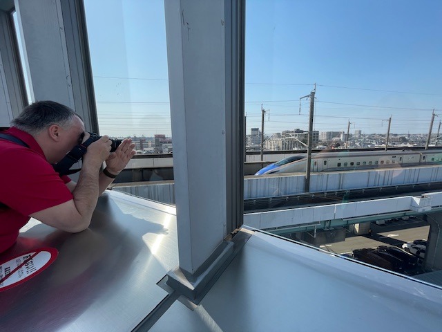 Petr fotí projíždějící šinkansen z vyhlídky