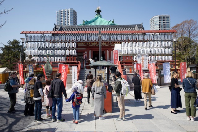 Návštěvníci před chrámem v parku Ueno