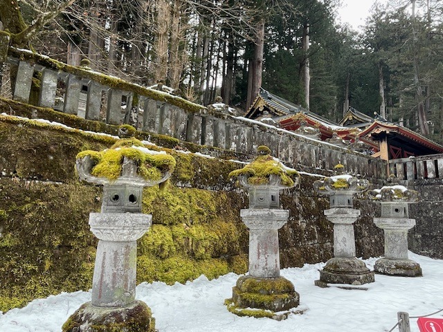 Řada kamenných luceren