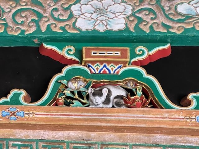 Detail dřevořezby spící kočky