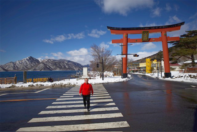 Brána torii u jezera