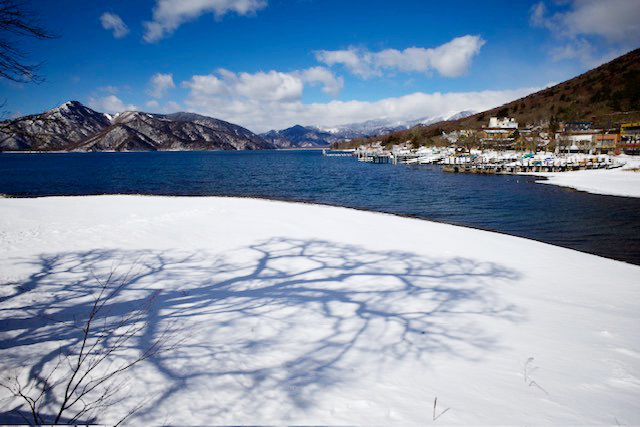Odlesky na hladině jezera