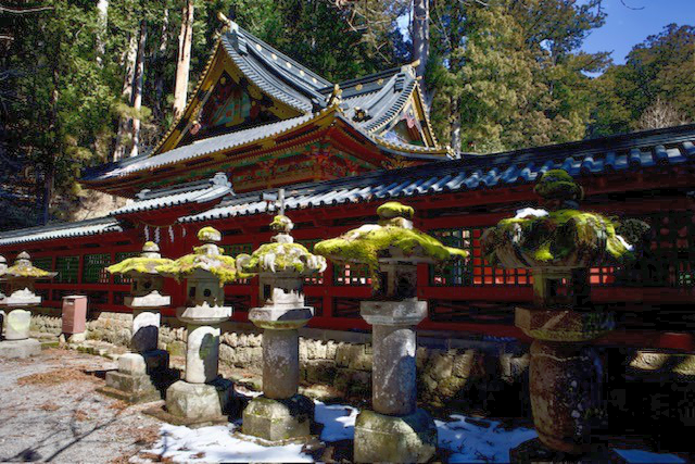 Mechem pokryté kamenné lucerny