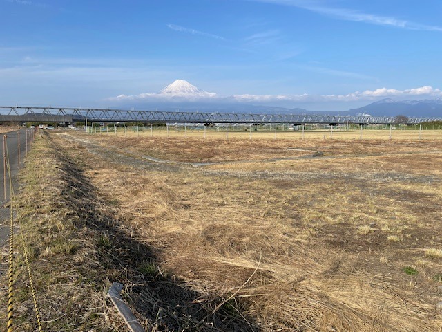 Břeh řeky s horou Fuji