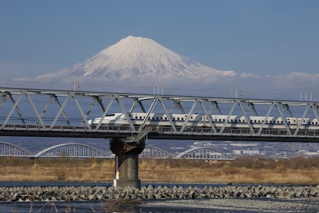 Šinkanzen před horou Fuji