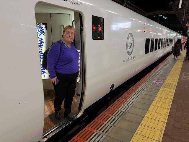 Katka nastupuje do vlaku