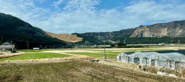 Pohled na kráter Aso z vlaku