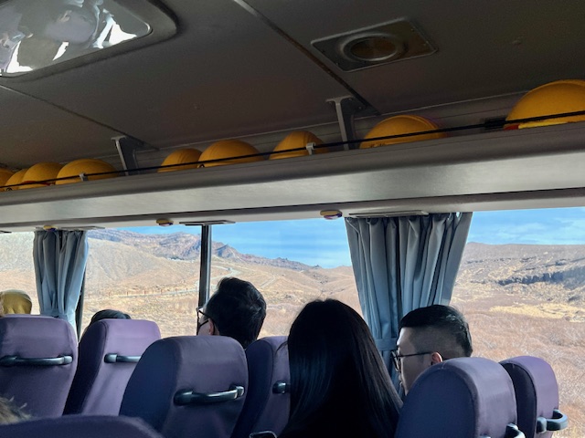 Žluté bezpečnostní helmy v autobuse