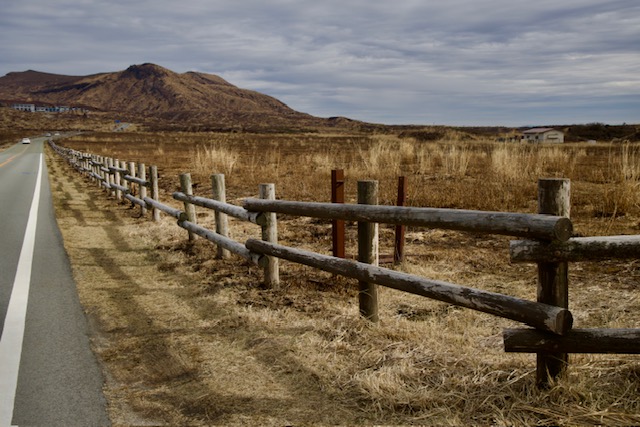 Silnice vedoucí k vulkánu Aso