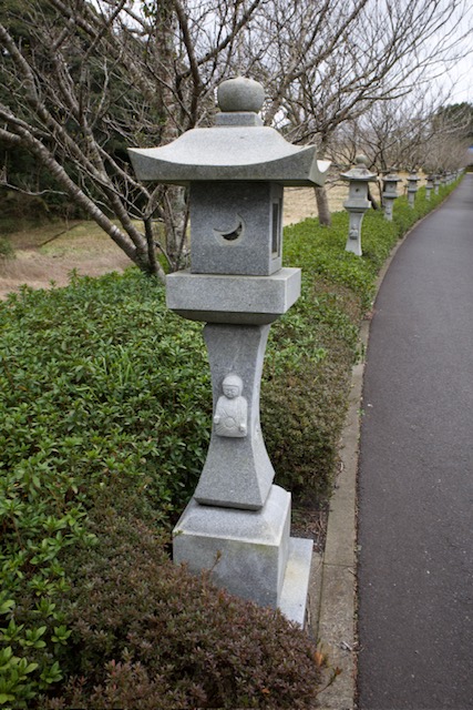 Kamenné lucerny s vyřezanými hlavami pilotů