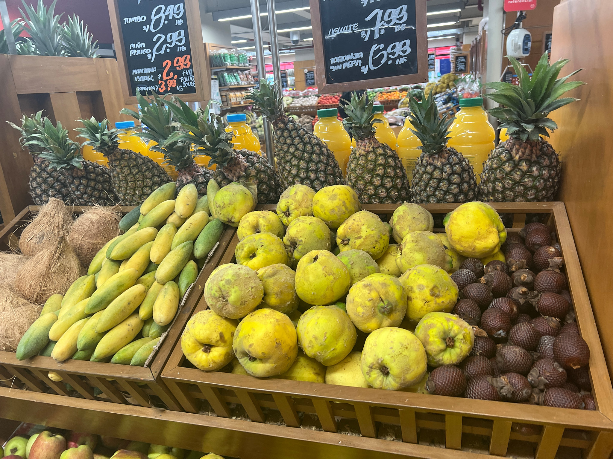 Regál s exotickým ovocem – manga, čerimoja, maracujá, ananas a jiné neznámé druhy