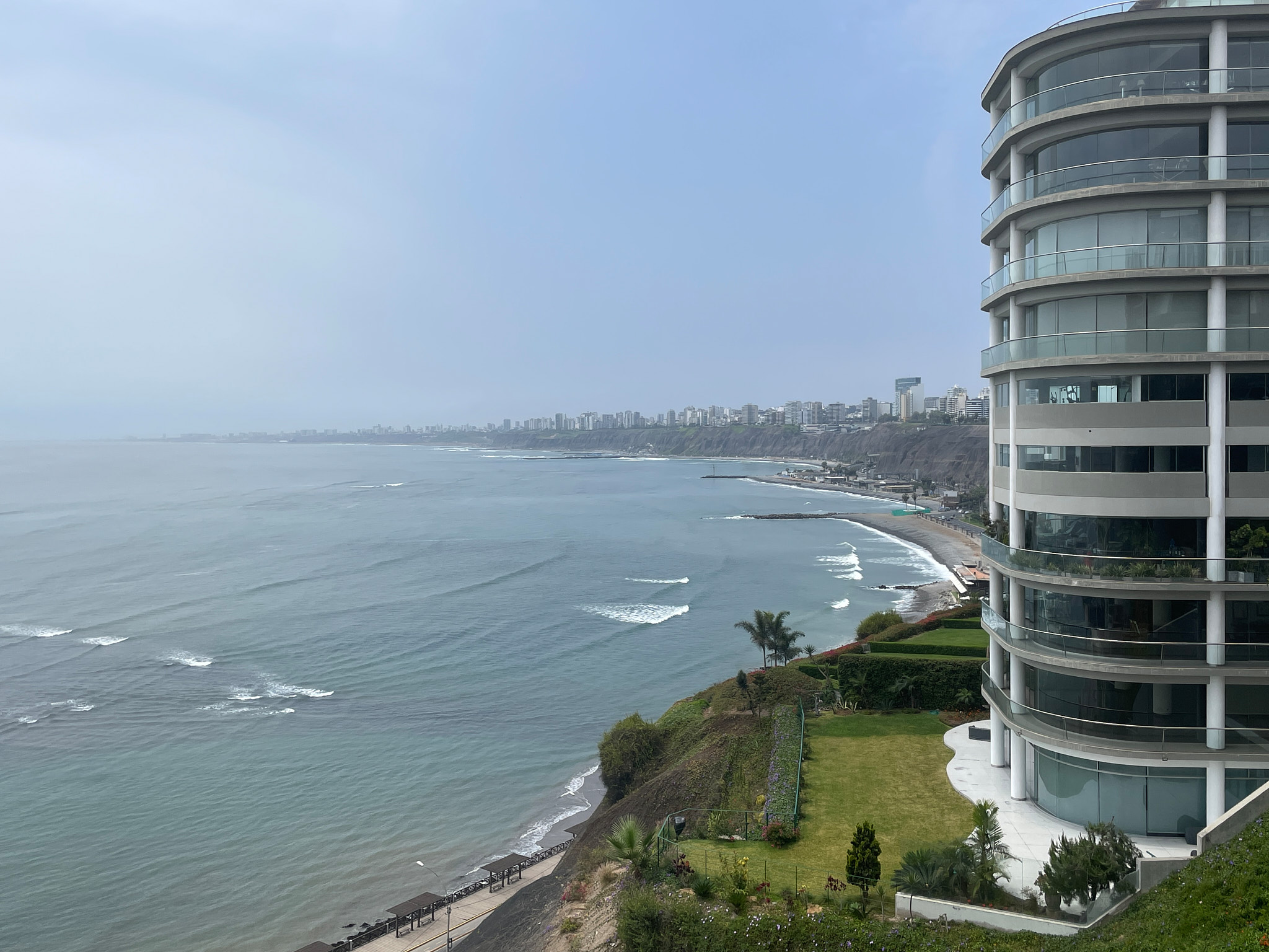 Panoramatický pohled na pobřeží Limy z útesu Miraflores s moderní budovou v popředí