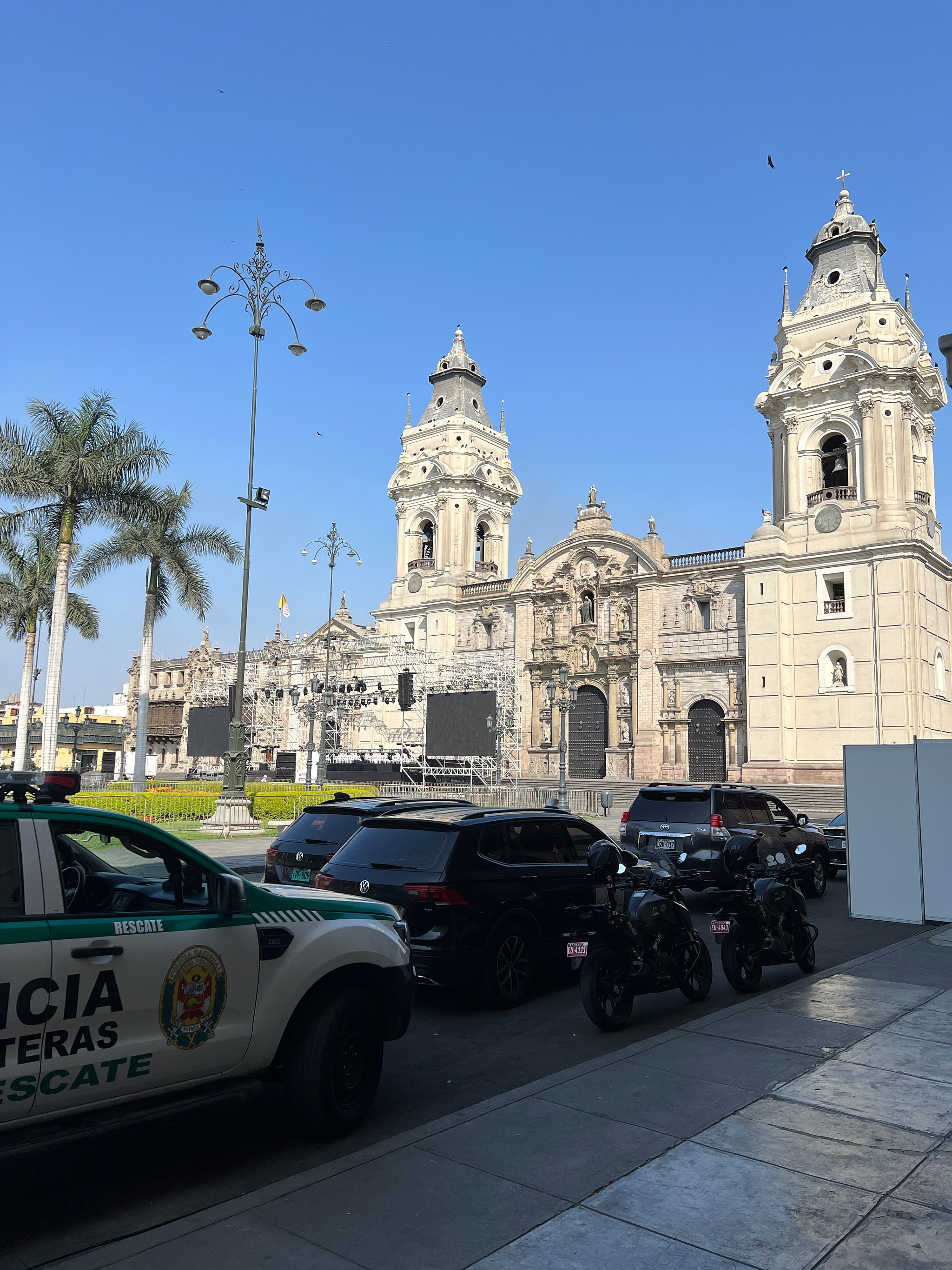 Katedrála na Plaza de Armas v Limě s policejními auty před ní