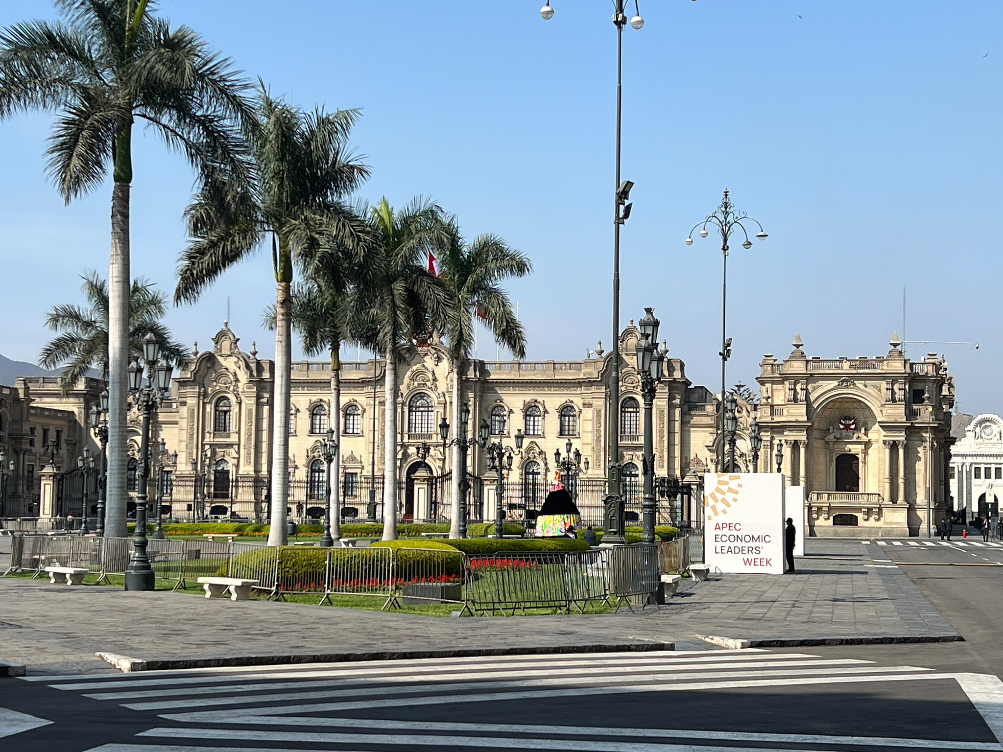 Palác vlády na Plaza de Armas v Limě s bannerem APEC Economic Leaders Week