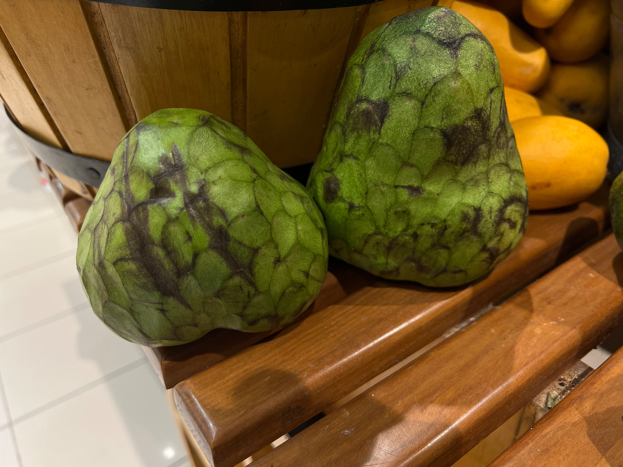 Čerimoja (annona cherimola) – zelené šupinaté ovoce na tržišti