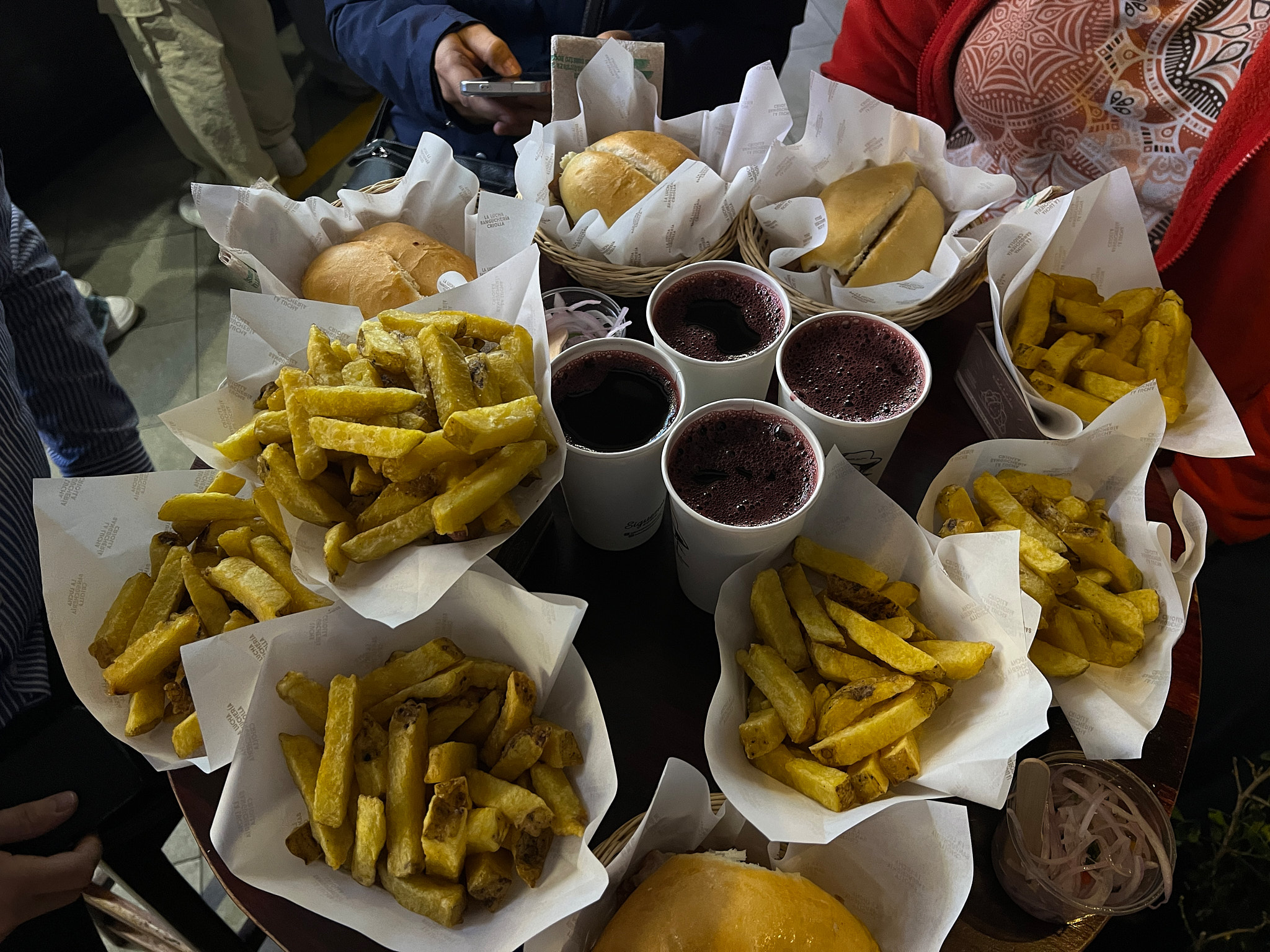 Objednávka pro čtyři v La Lucha – hranolky, sendviče a chicha morada shora