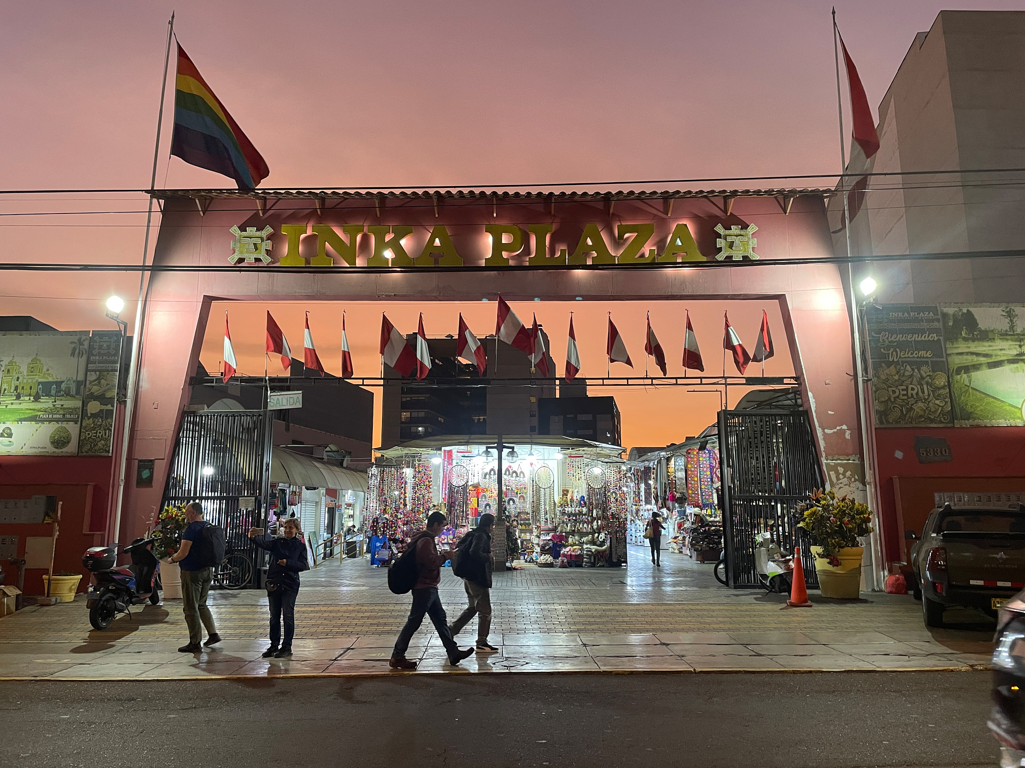 Vstupní brána tržiště Inka Plaza v Limě za soumraku s peruánskými vlajkami