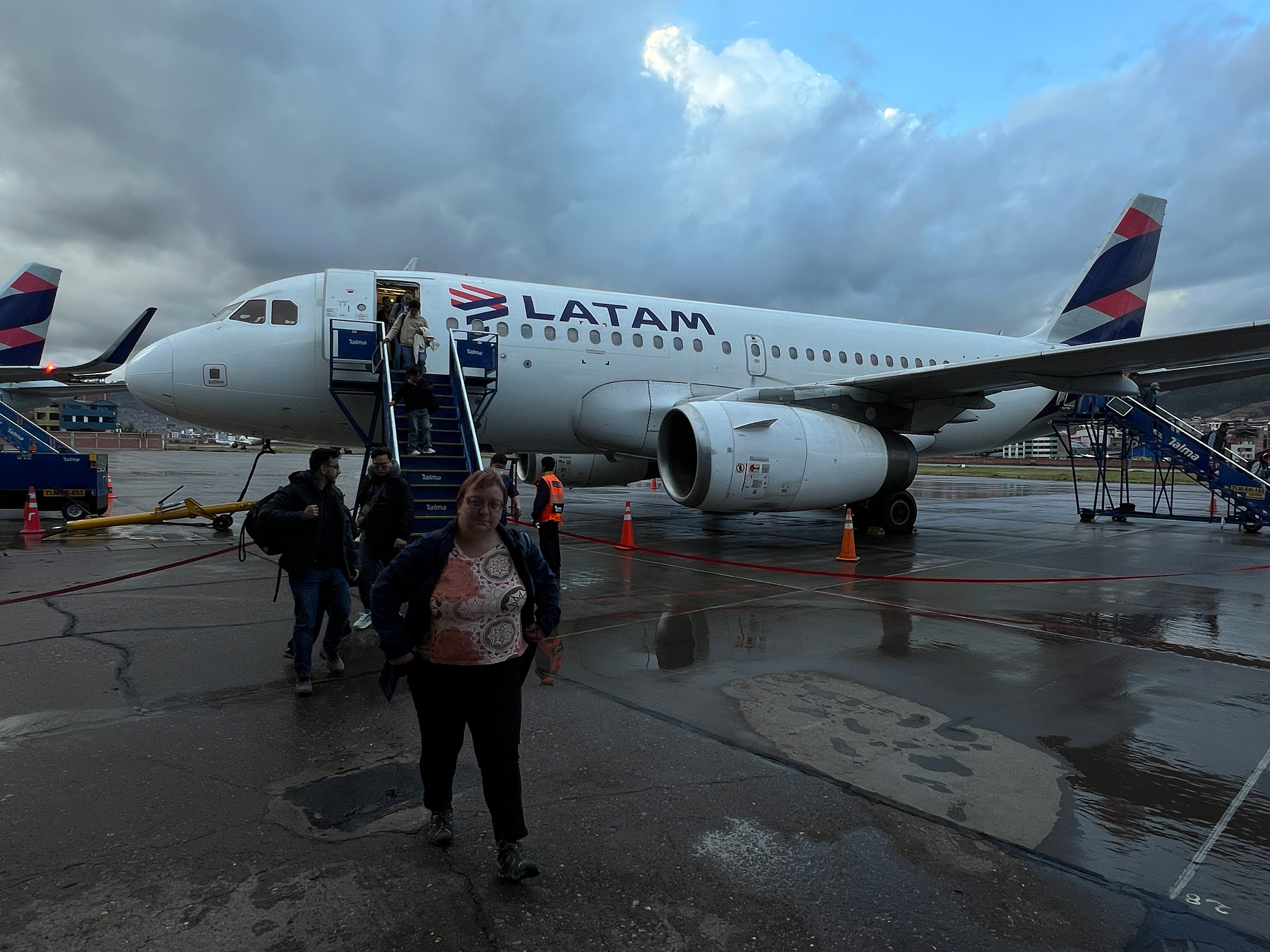 Katka stojí před letadlem LATAM Airlines na letišti v Cusco