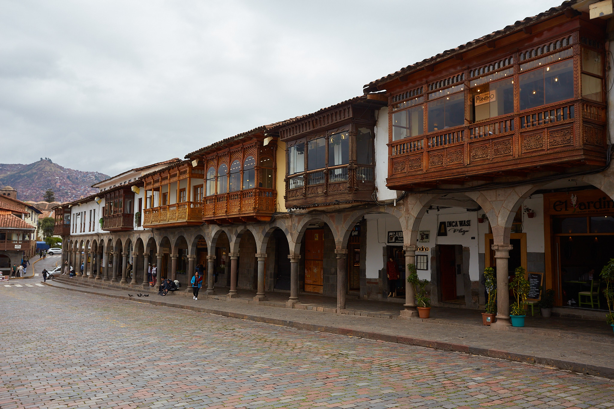 Dřevěné vyřezávané balkony na koloniálních budovách kolem Plaza de Armas v Cuscu