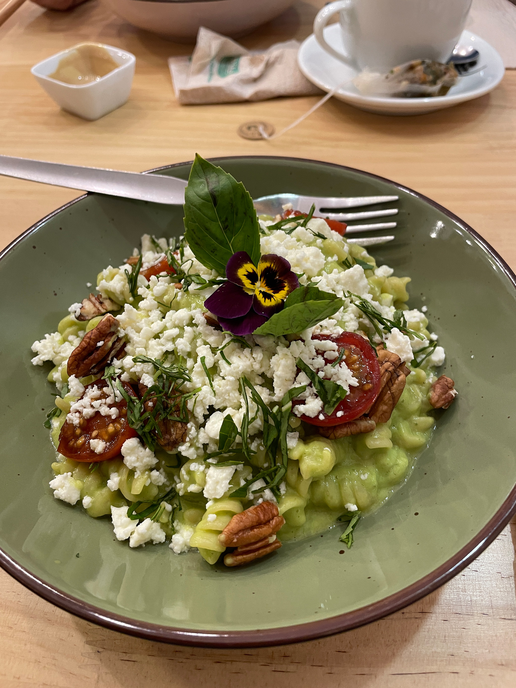 Elegantní jídlo s avokádem a jedlými květy v restauraci v Cuscu
