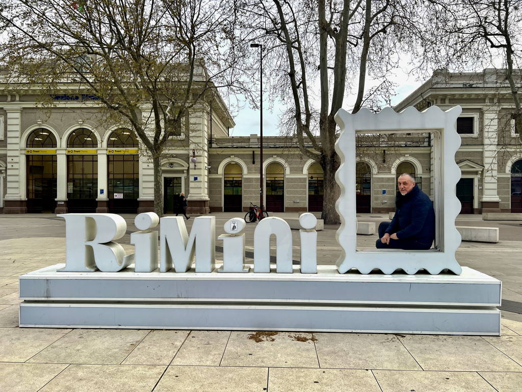 Nápis Rimini před nádražím