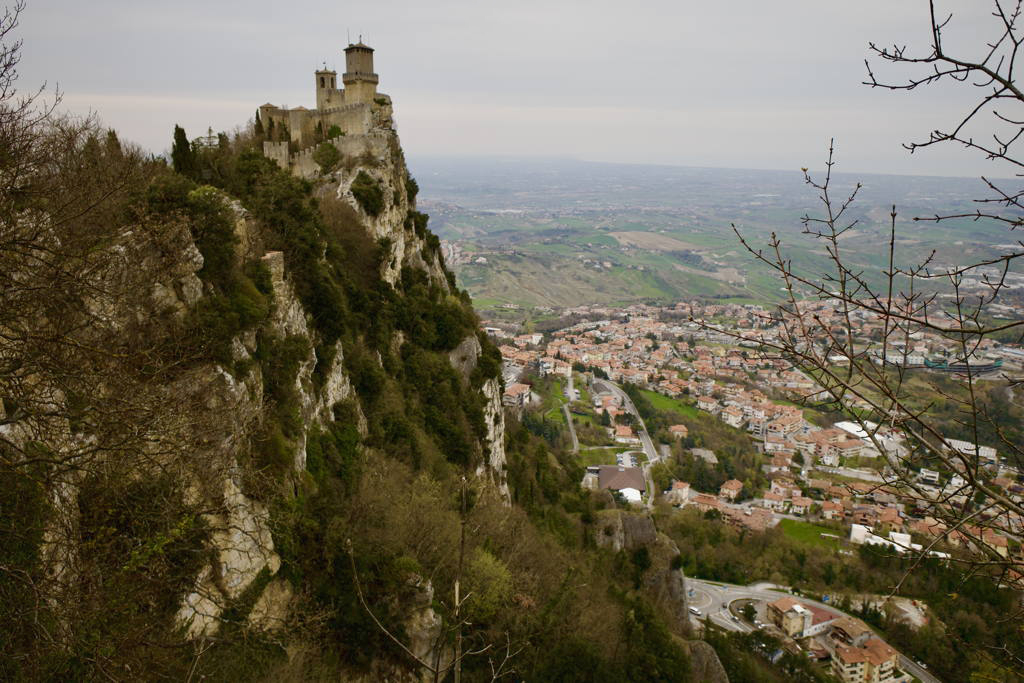 San Marino - věž na útesu