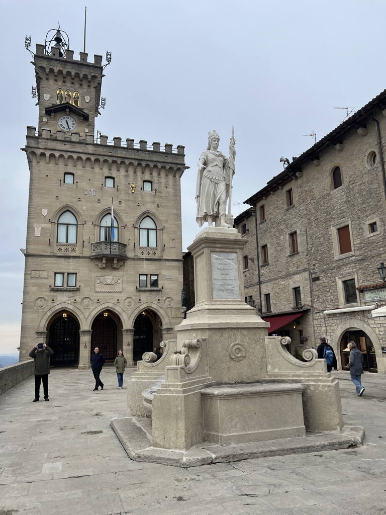 Socha svobody a radnice