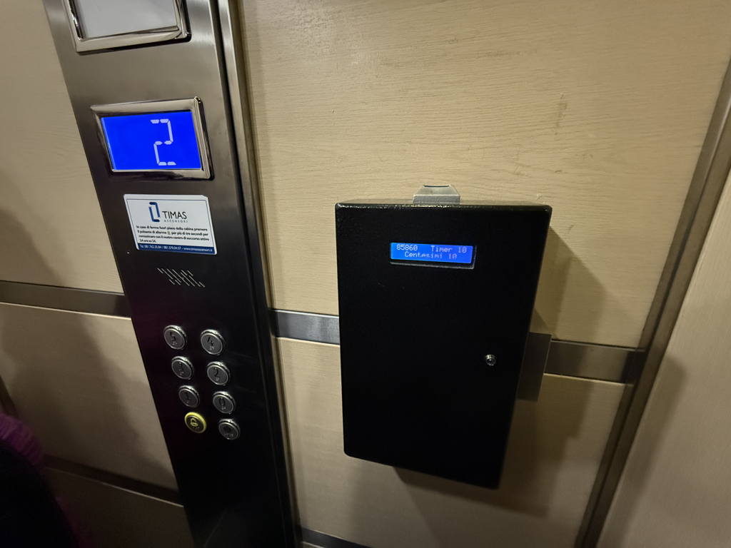 Placený výtah v hotelu