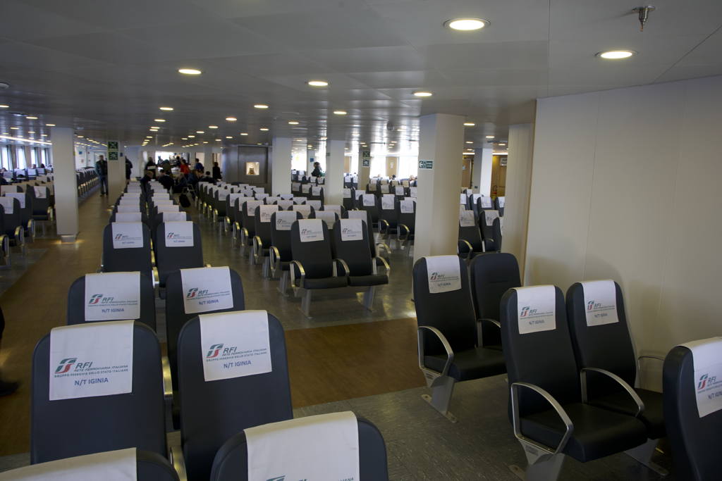 Sedadla pro cestující na lodi