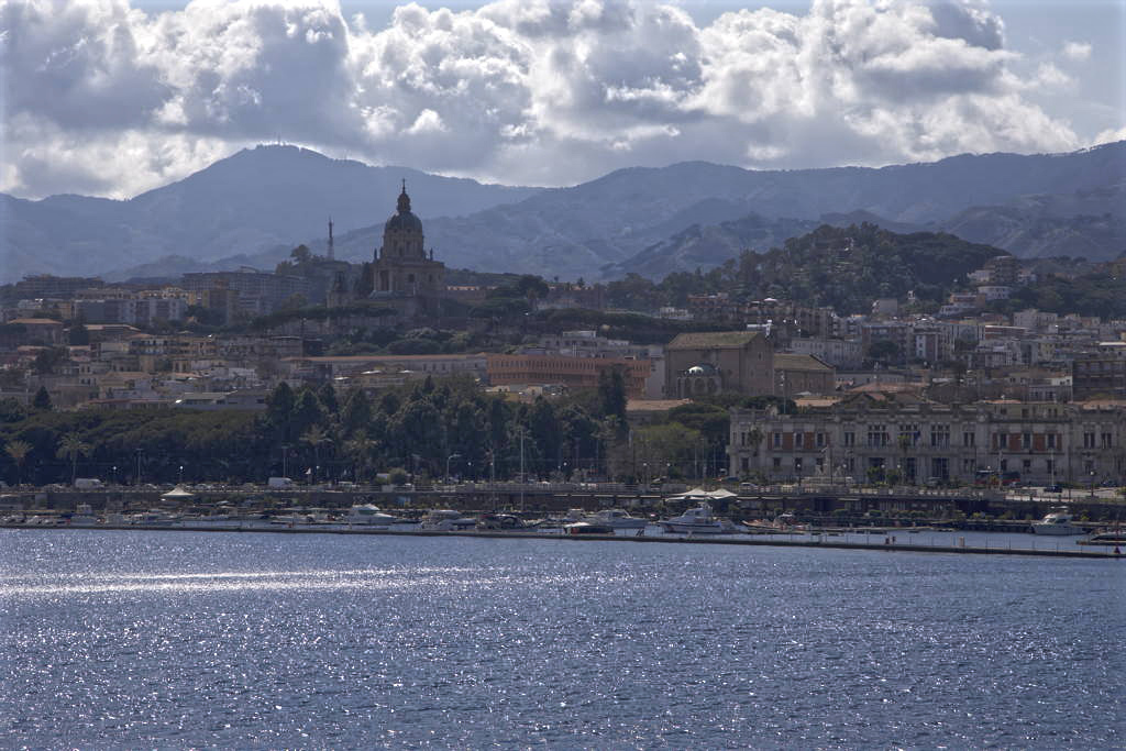 Pohled na blížící se Sicílii - Messina