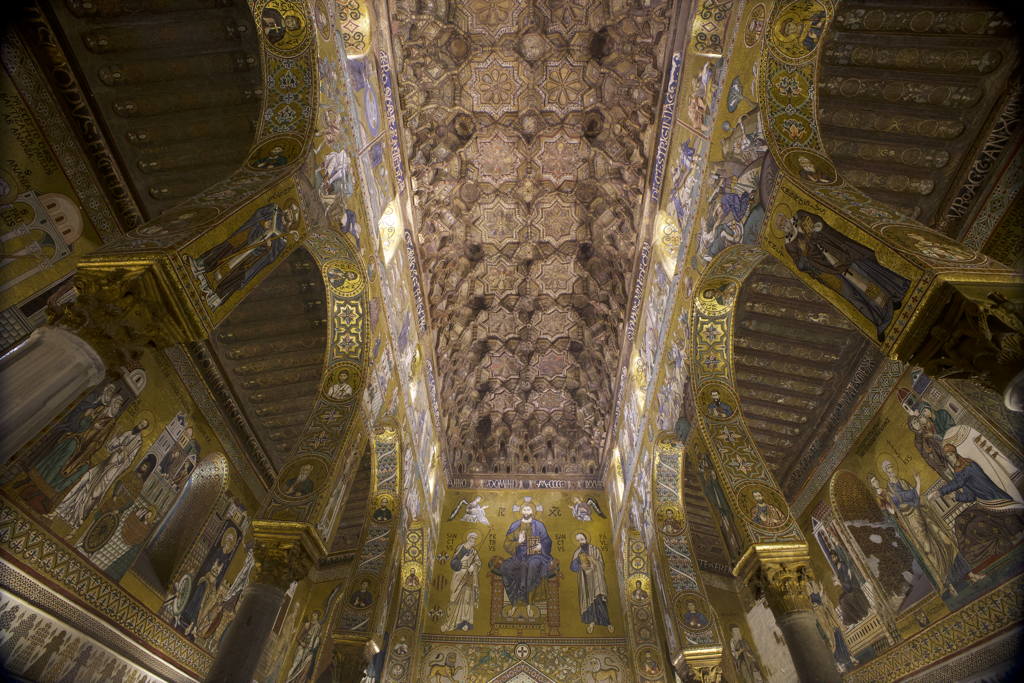 Bohatě zdobený strop kaple Cappella Palatina