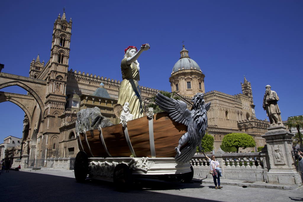 Alegorická loď u katedrály v Palermu