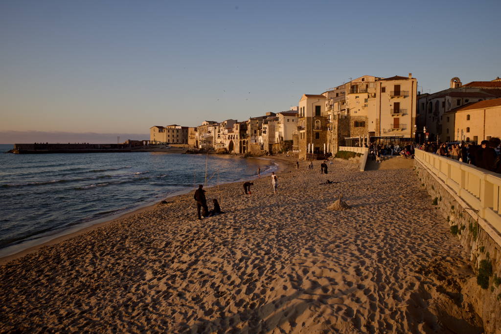 Zlatá hodinka na pláži v Cefalù