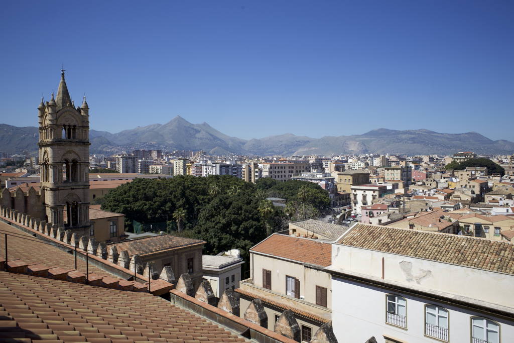 Výhled na město ze střechy katedrály