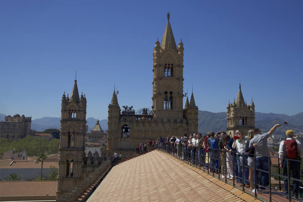 Turisté na střeše katedrály