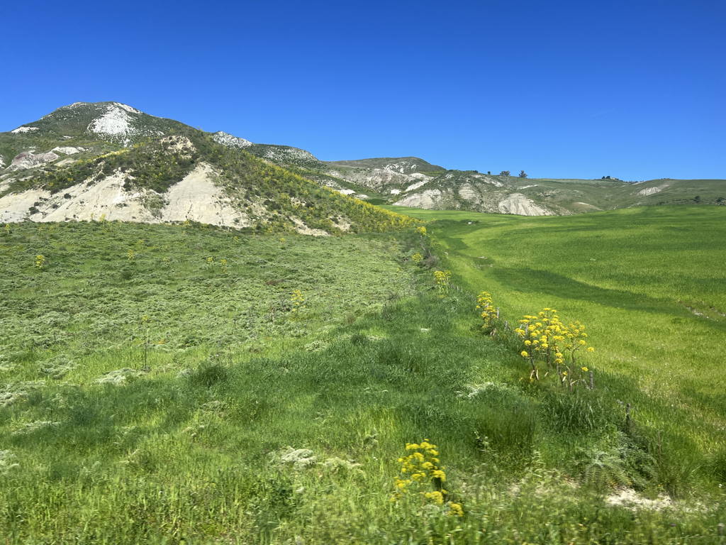 Sicilský venkov z vlaku